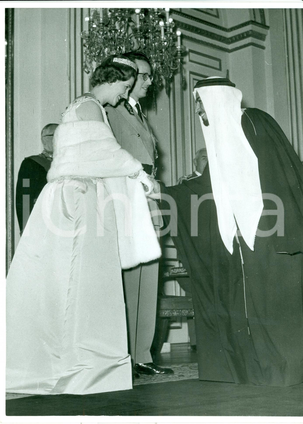 Fotografia d epoca originale 1965 ca BRUXELLES Baldovino I Fabiola del BELGIO ricevono sceicco Gala Capodanno 1