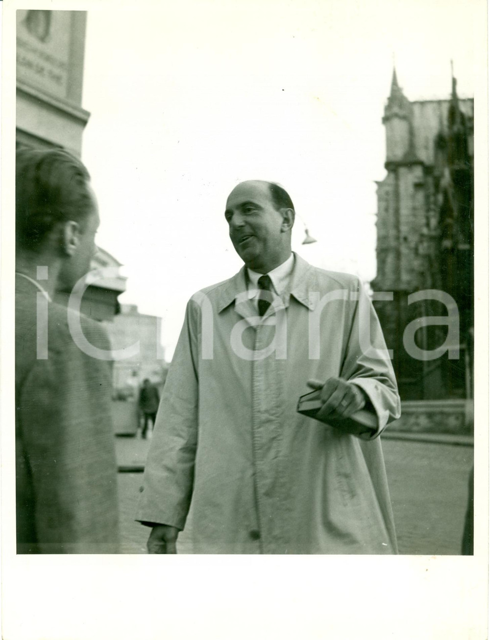 Fotografia d epoca originale 1965 ca PARIS Umberto II ex re d ITALIA in incognito sorride a giornalisti FOTO 1