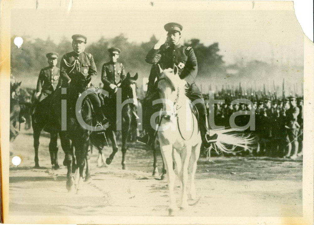 Fotografia d epoca originale 1938 TOKYO JAPAN Imperatore HIROHITO a cavallo rassegna truppe FOTO DANNEGGIATA 1