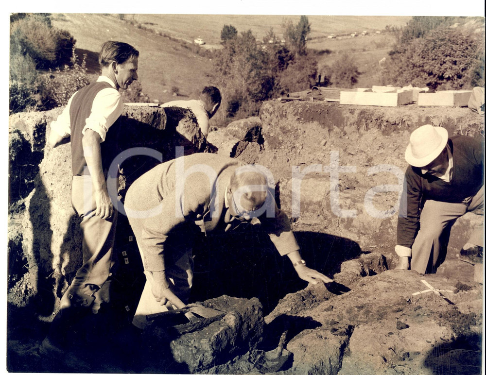Fotografia d epoca originale 1962 SAN GIOVENALE VT Re GUSTAVO VI DI SVEZIA tra gli scavi etruschi Foto 1