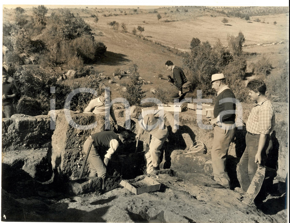 Fotografia d epoca originale 1962 SAN GIOVENALE VT Re GUSTAVO VI DI SVEZIA scopre reperti etruschi Foto 1