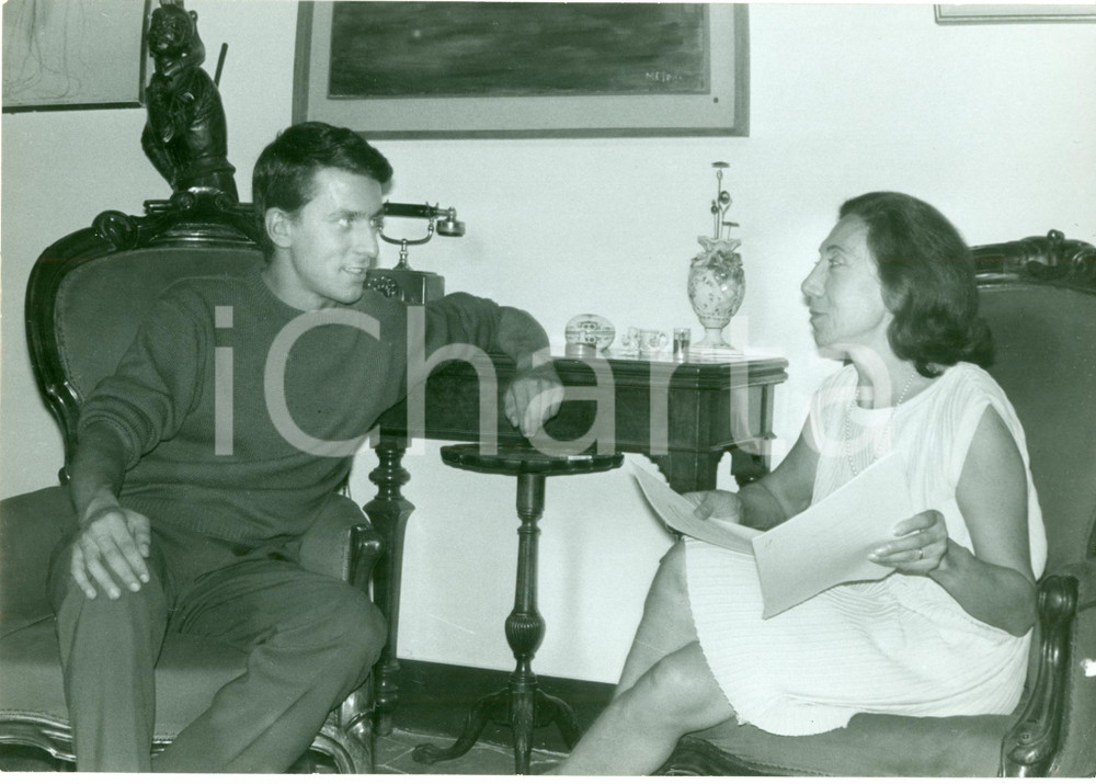 Fotografia d epoca originale 1965 ca ROMA Maria CUMANI QUASIMODO legge poesie al figlio Alessandro FOTO 1