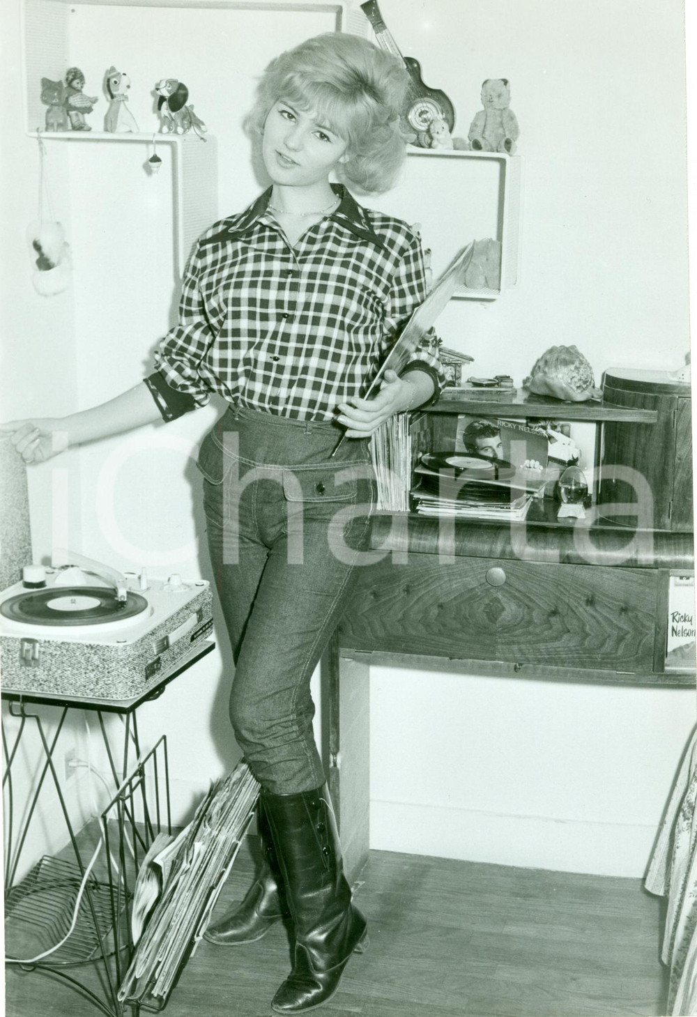 Fotografia d epoca originale 1965 ca USA Mannequin PEGGY ascolta disco Ricky NELSON Fotografia 1