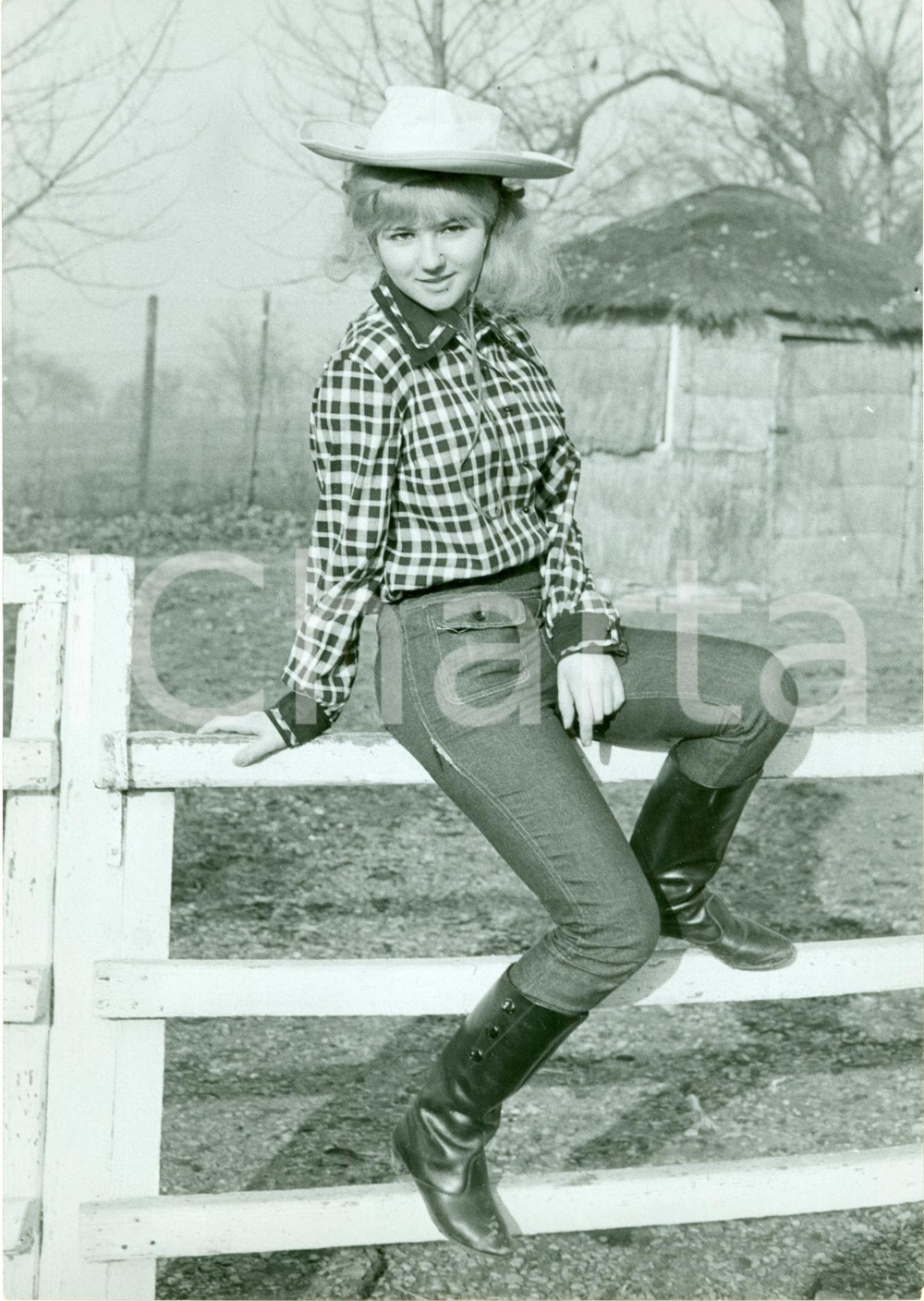 Fotografia d epoca originale 1965 ca USA Mannequin PEGGY in posa in abiti da cowgirl Fotografia 1