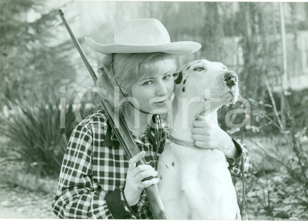 Fotografia d epoca originale 1965 ca USA Mannequin PEGGY in abiti country con fucile da caccia Fotografia 1