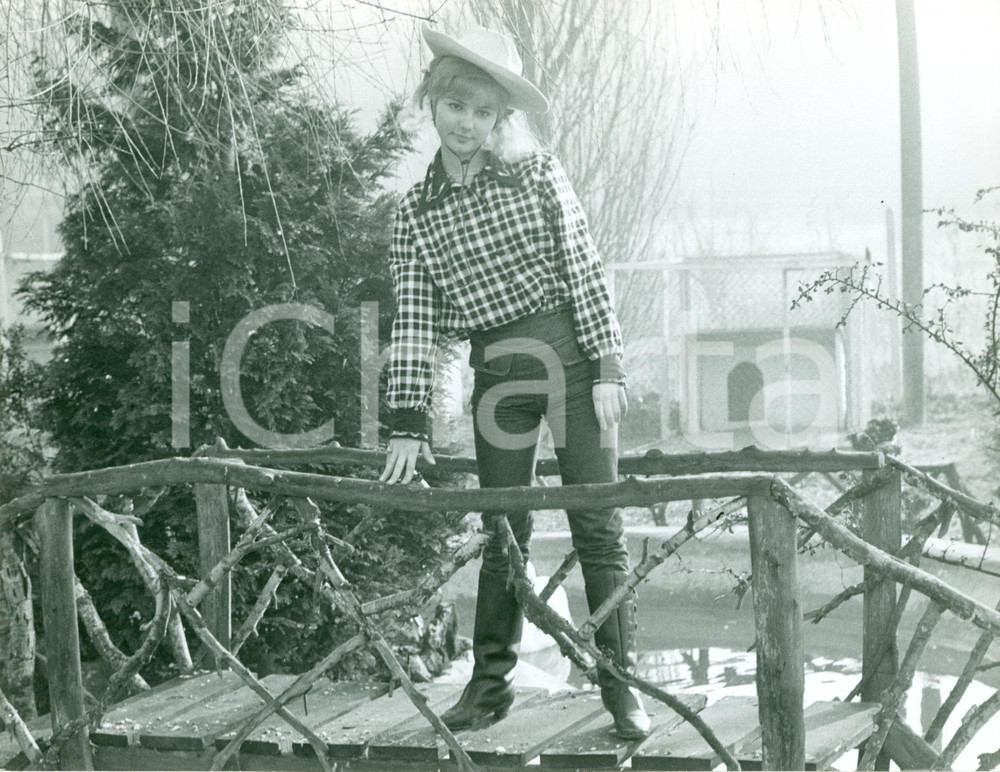 Fotografia d epoca originale 1965 ca USA Mannequin PEGGY cowgirl su ponte di legno Fotografia 1