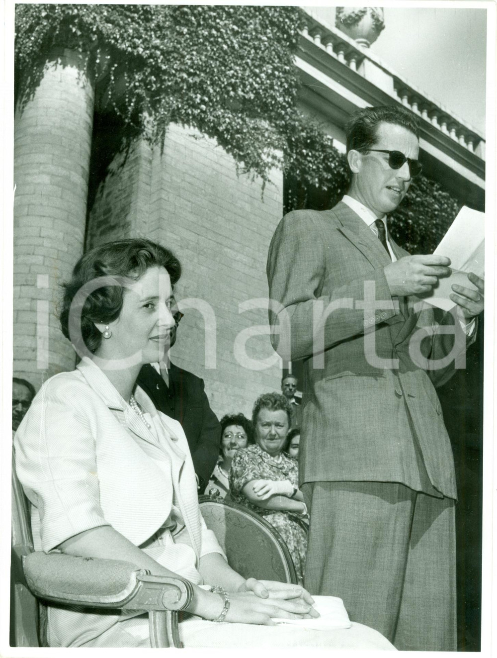 Fotografia d epoca originale 1961 LAEKEN BELGIO Re Baldovino I e Fabiola ringraziano Comitato Ciechi FOTO 1