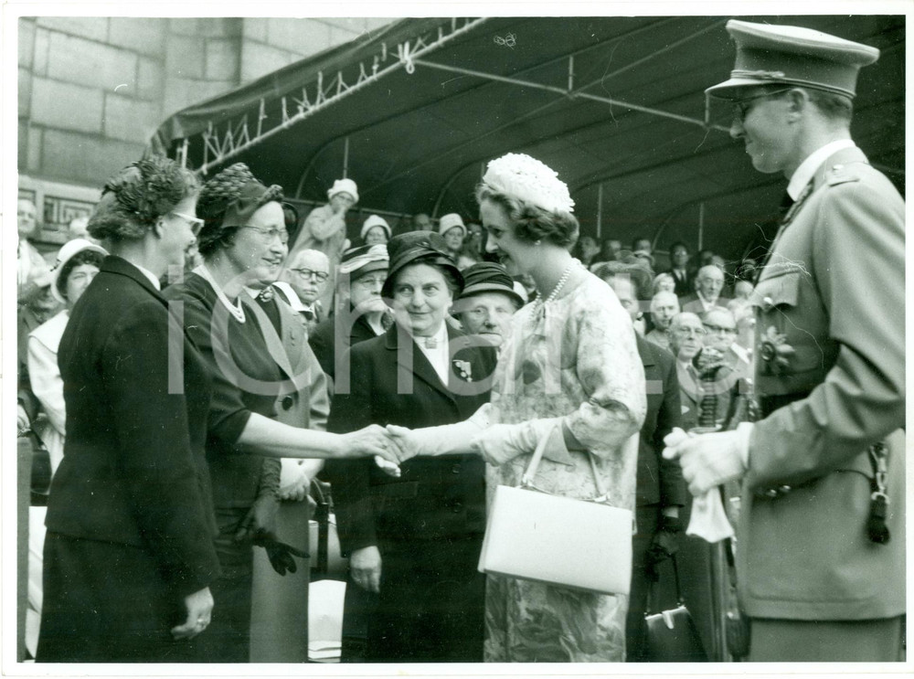 Fotografia d epoca originale 1960 ca BRUXELLES Fabiola del BELGIO con madri e vedove di guerra FOTOGRAFIA 1