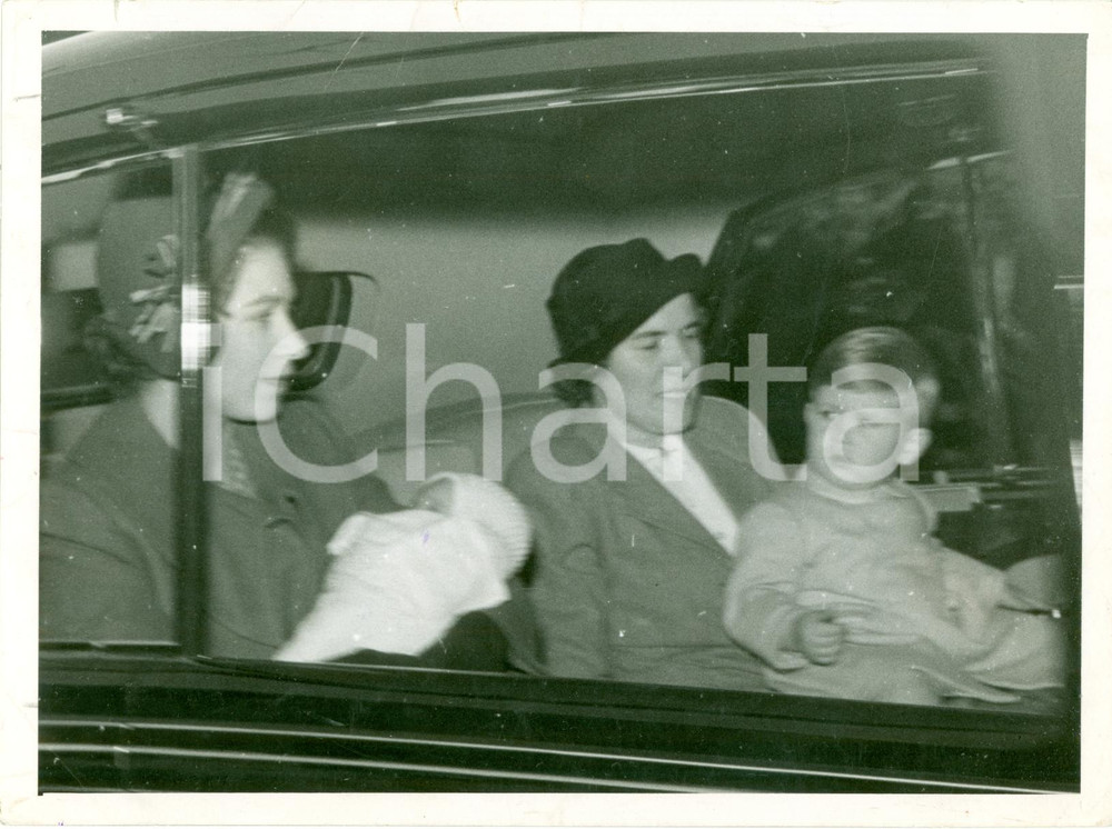 Fotografia d epoca originale 1953 LONDON Queen ELIZABETH II princesse Anne Prince Charles Photograph 1
