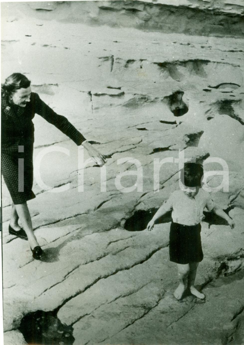 Fotografia d epoca originale 1953 MALTA Prince Charles playing with Edwina MOUNTBATTEN Photograph 1