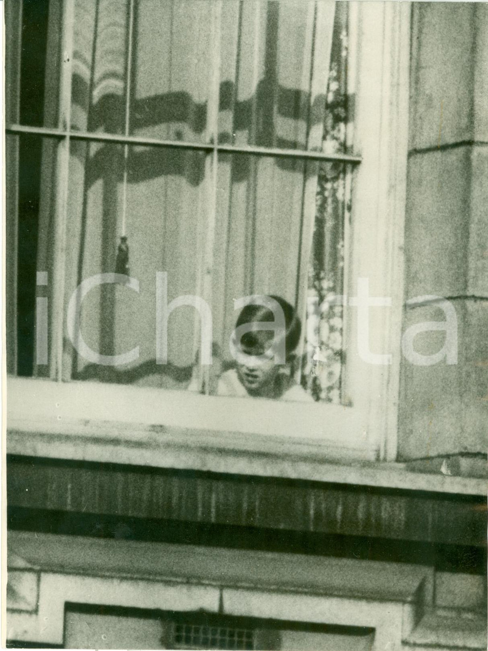 Fotografia d epoca originale 1953 LONDON Prince Charles taking a peep at the crowd BUCKINGHAM PALACE Photo 1