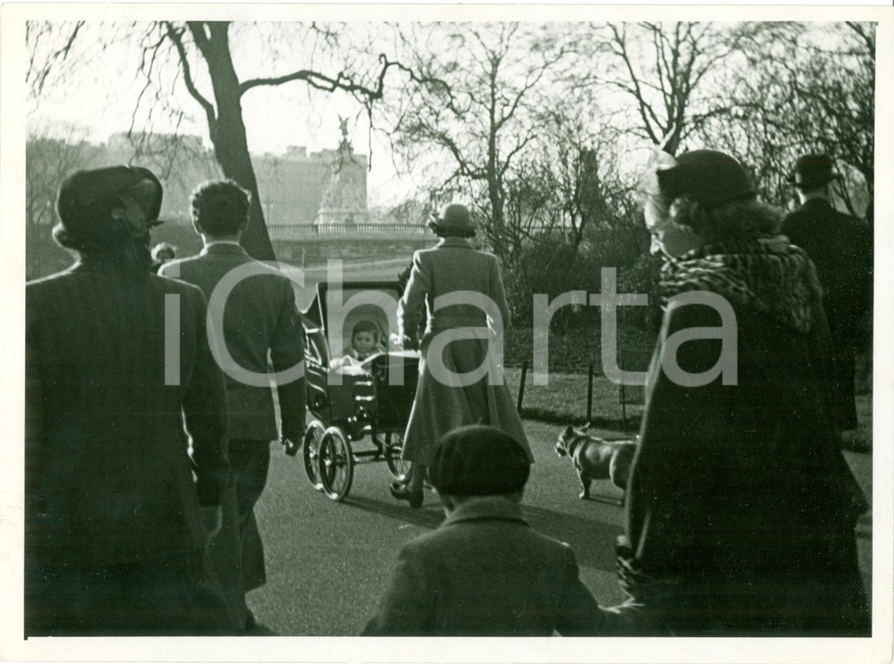 Fotografia d epoca originale 1950 LONDON Young Prince Charles in the stroller at GREEN PARK Photograph 1