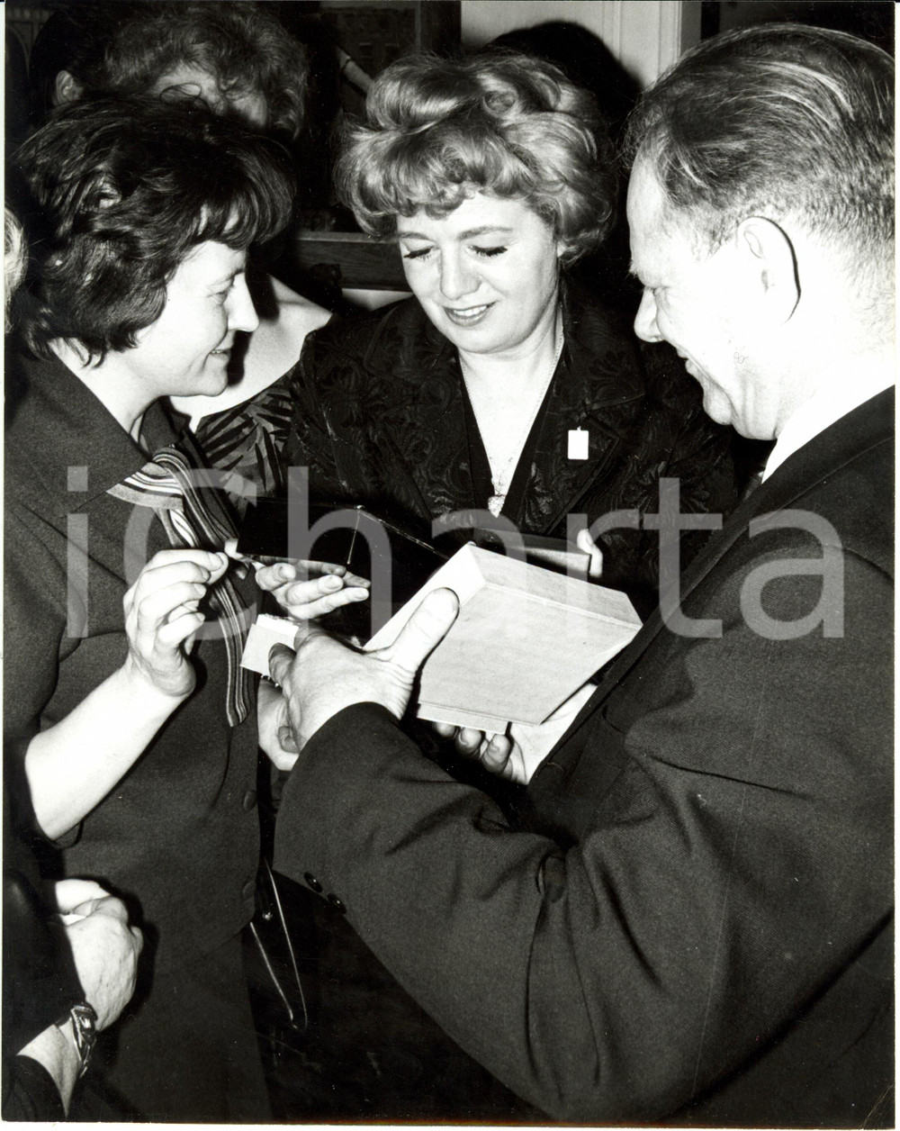 Fotografia d epoca originale 1965 ca LOS ANGELES Shelley WINTERS premiata da Boris POKROVSKIJ Foto 1