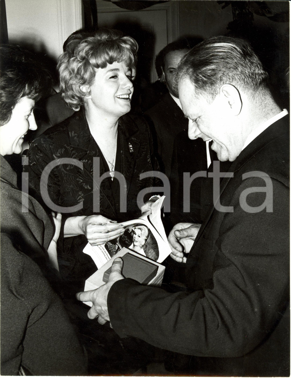 Fotografia d epoca originale 1965 ca LOS ANGEELS Shelley WINTERS e Boris POKROVSKIJ regista teatrale Foto 1