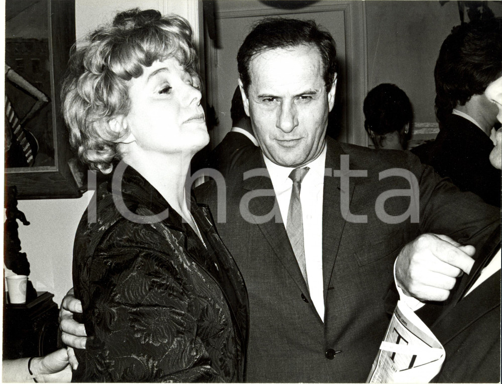 Fotografia d epoca originale 1965 ca LOS ANGELES Shelley WINTERS Eli WALLACH scherzano con fotografo Foto 1