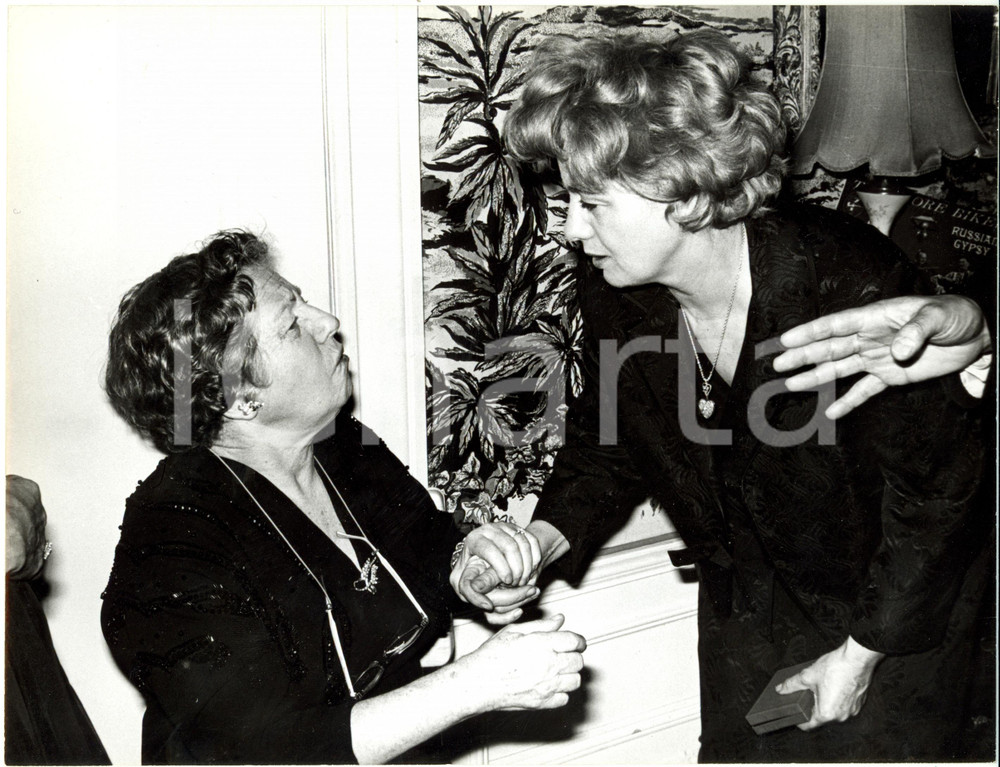 Fotografia d epoca originale 1965 ca LOS ANGELES Shelley WINTERS e la madre alla sua festa di compleanno Foto 1