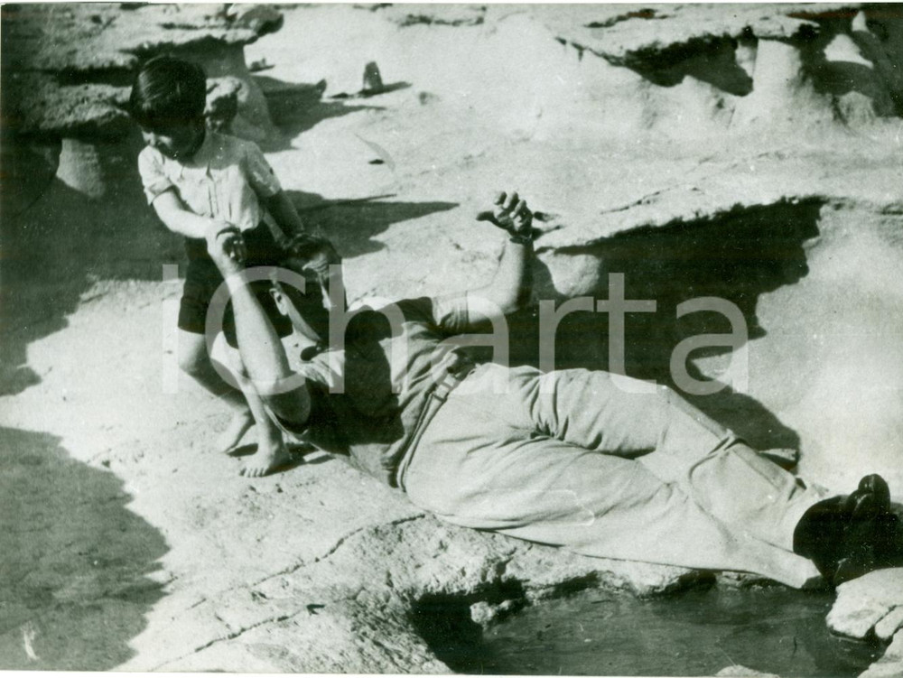 Fotografia d epoca originale 1953 MALTA Prince Charles playing with Louis MOUNTBATTEN Photograph 1