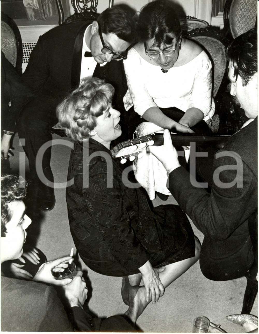 Fotografia d epoca originale 1965 ca LOS ANGELES Shelley WINTERS canta con Theodore BIKEL e amici Fotografia 1