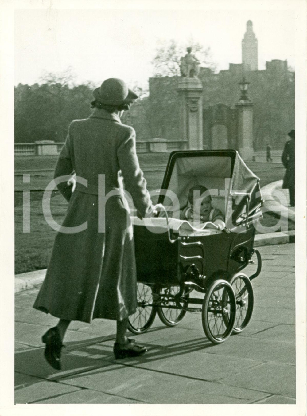 Fotografia d epoca originale 1950 LONDON Young Prince Charles in the stroller at GREEN PARK Photograph 1