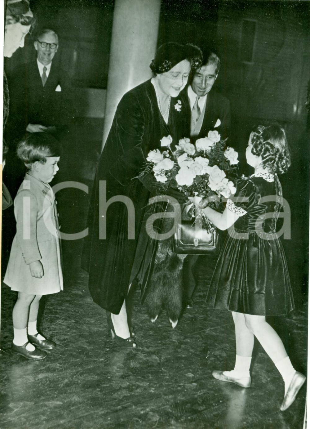 Fotografia d epoca originale 1952 LONDON Prince Charles Queen Mother Elizabeth Royal Festival Hall PHOTOGRAPH 1