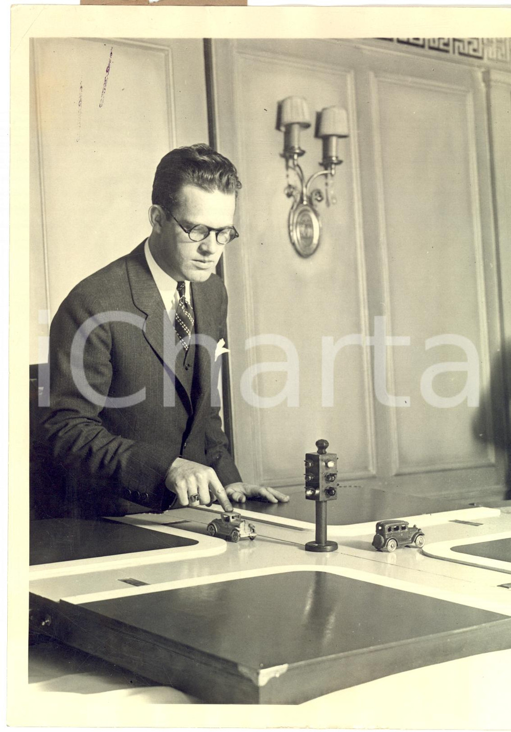 Fotografia d epoca originale 1938 NEW YORK USA E. D. STURLEN demonstrates the new traffic regulator Photo 1