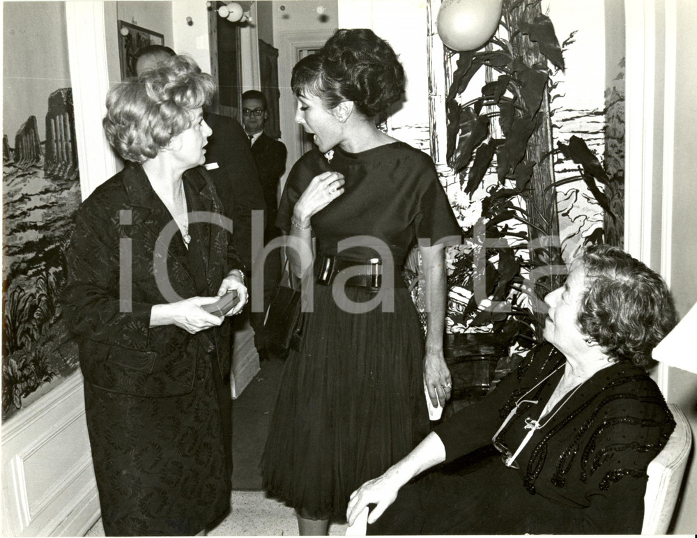 Fotografia d epoca originale 1965 ca LOS ANGELES Shelley WINTERS con Diana SANDS e la madre Fotografia 1