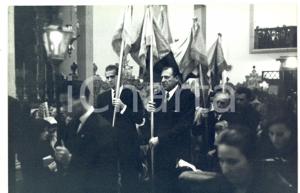 Fotografia d epoca originale 1960 ca Juan di BORBONESPAGNA e principe Juan Carlos a un funerale Foto 1