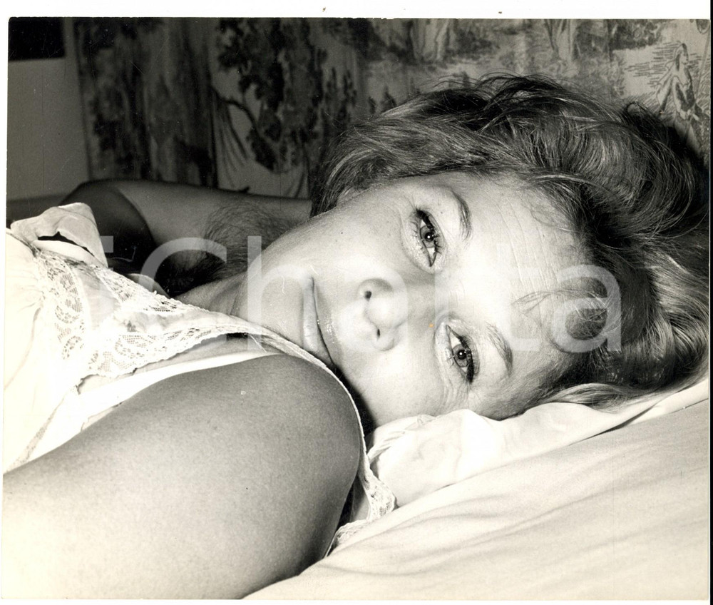 Fotografia d epoca originale 1960 ca PARIS Tilda THAMAR bomba atomica argentina distesa sul letto Foto 1