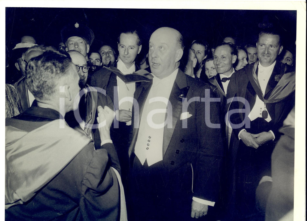 Fotografia d epoca originale 1950 ca PARIGI Ambasciatore Pietro QUARONI a cerimonia goliardica sul vino Foto 1