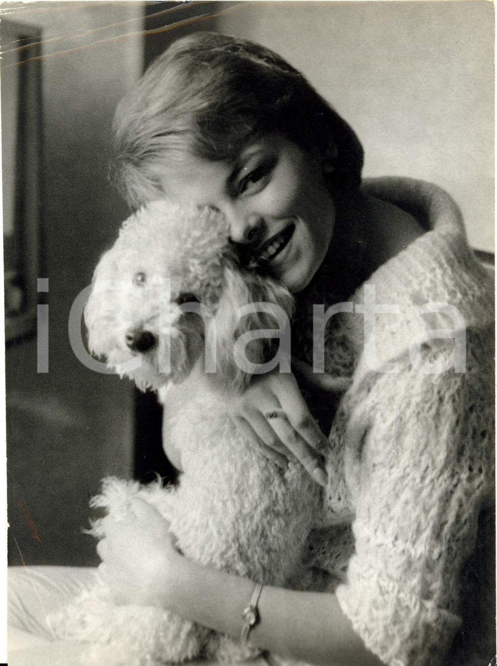 Fotografia d epoca originale 1965 ca PARIS F Perrette PRADIER con il suo barboncino Foto CINEMA 1