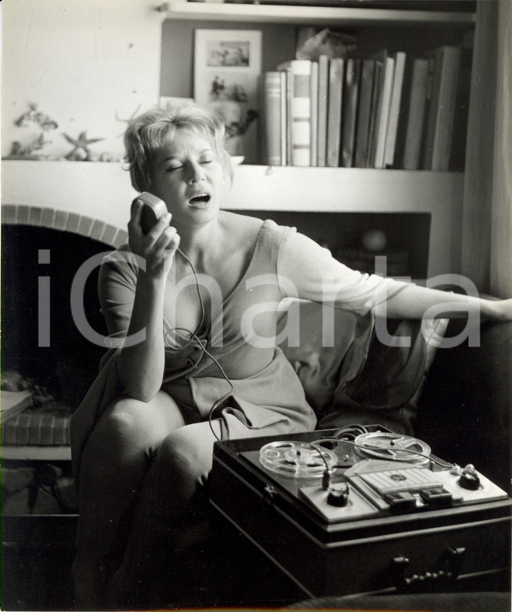 Fotografia d epoca originale 1955 ca PARIS F Tilda THAMAR atomica argentina si esibisce al magnetofono 1