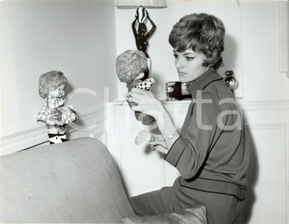 Fotografia d epoca originale 1965 ca PARIS F L attrice Perrette PRADIER con la sua collezione di bambole 1