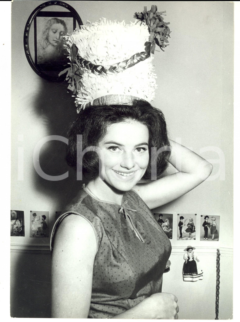 Fotografia d epoca originale 1960 ca PARIS Attrice Janine VILA con cappello di cartone Foto CINEMA 1