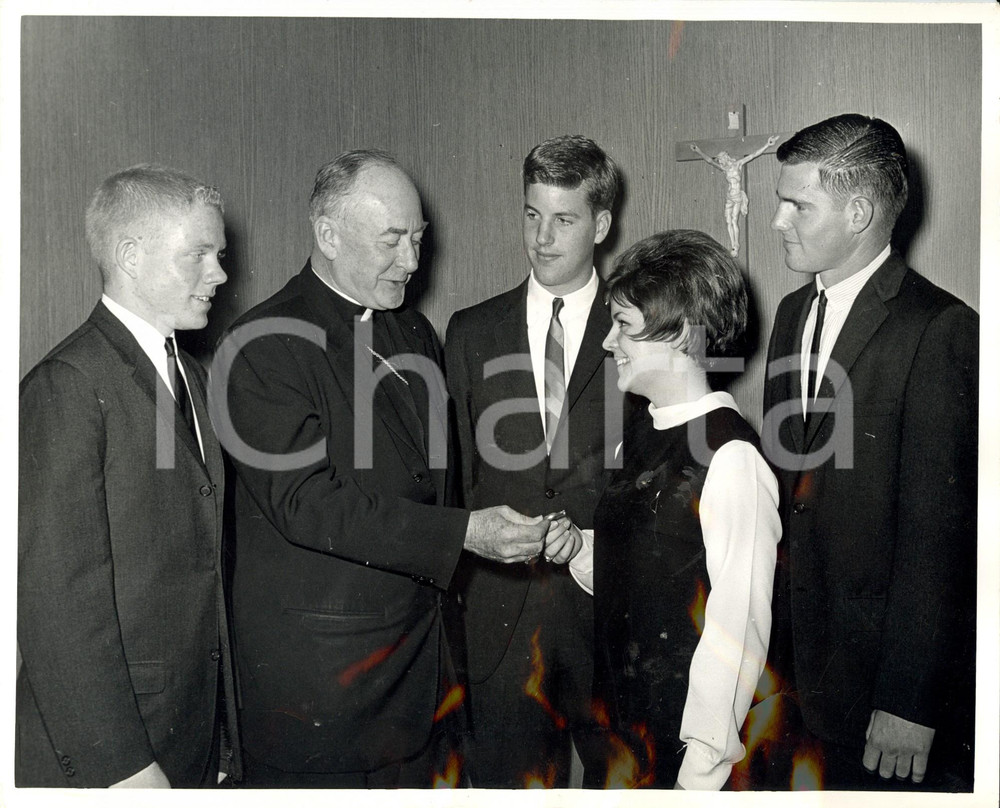 Fotografia d epoca originale 1964 SAN FRANCISCO Joseph MCGUCKEN premia membri CYO per l impegno sociale 1