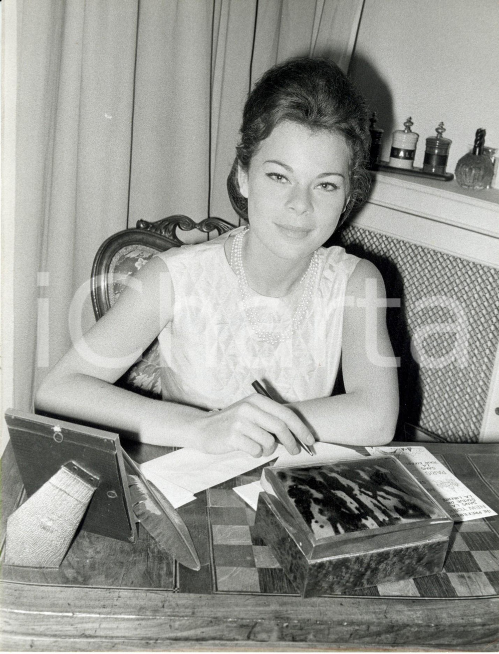 Fotografia d epoca originale 1960 ca PARIS La principessa Maria Beatrice di SAVOIA alla sua scrivania Foto 1