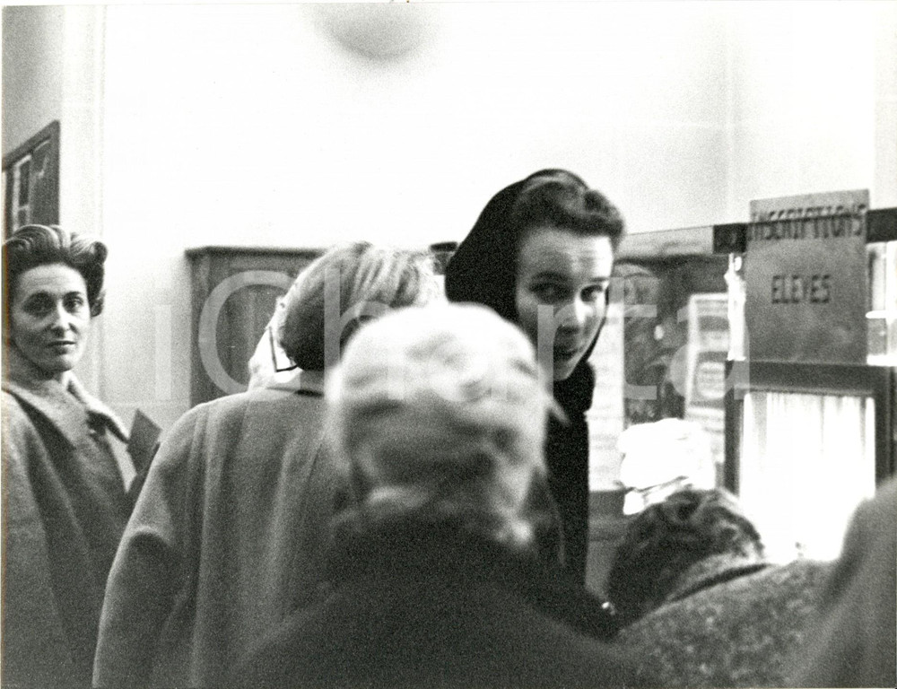 Fotografia d epoca originale 1960 ca PARIS Maria Gabriella di SAVOIA si iscrive all ECOLE D ART del LOUVRE 1