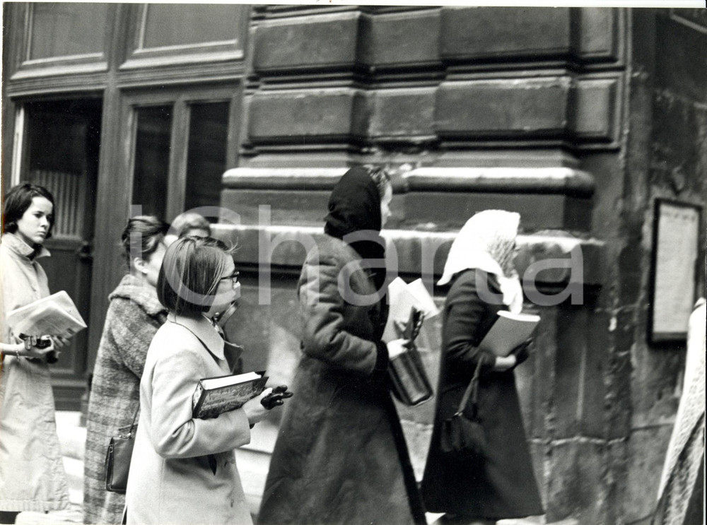 Fotografia d epoca originale 1960 ca PARIS Maria Gabriella di SAVOIA con studentesse ECOLE D ART du LOUVRE 1
