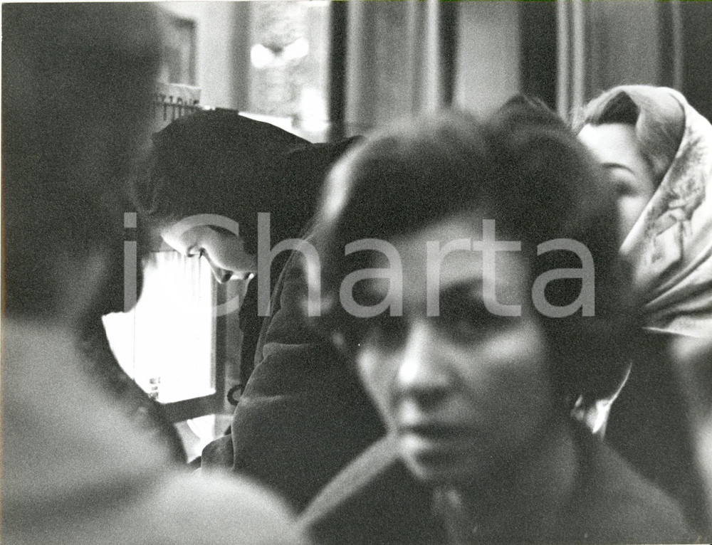 Fotografia d epoca originale 1960 ca PARIS Maria Gabriella di SAVOIA consegna iscrizione ECOLE D ART LOUVRE 1