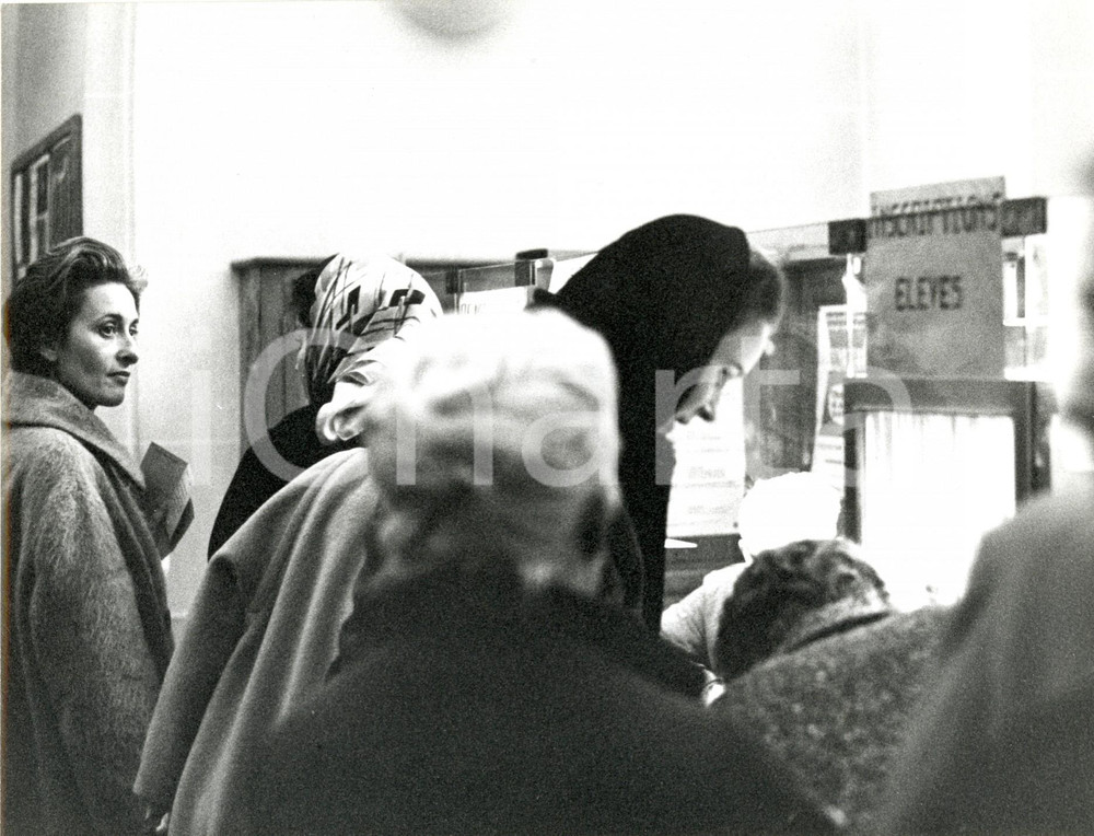 Fotografia d epoca originale 1960 ca PARIS Maria Gabriella di SAVOIA alle iscrizioni ECOLE ART LOUVRE 1