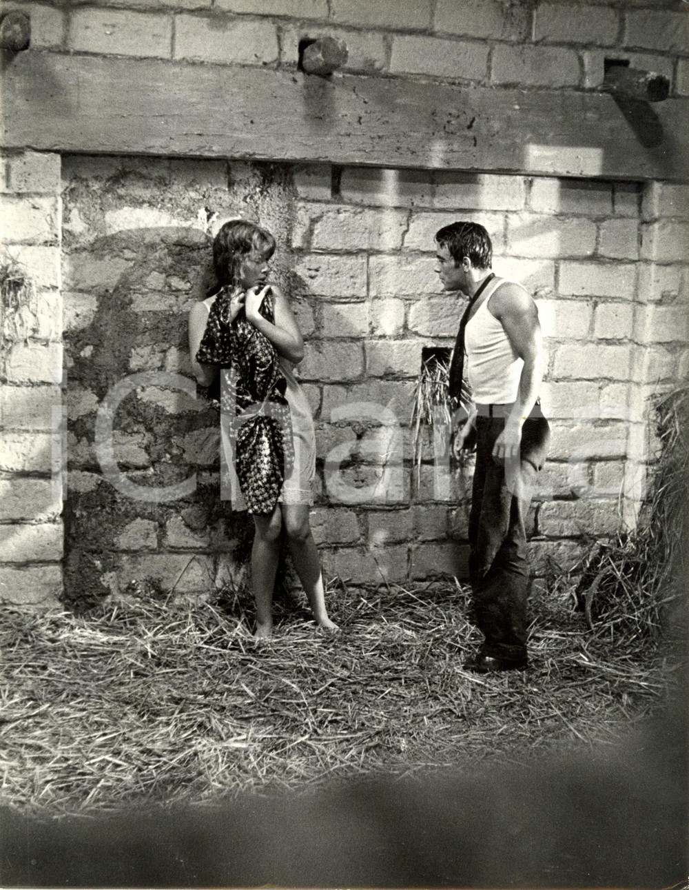Fotografia d epoca originale 1962 LA SMANIA ADDOSSO GÃ©rard BLAIN minaccia Annette STROYBERG Foto di scena 1