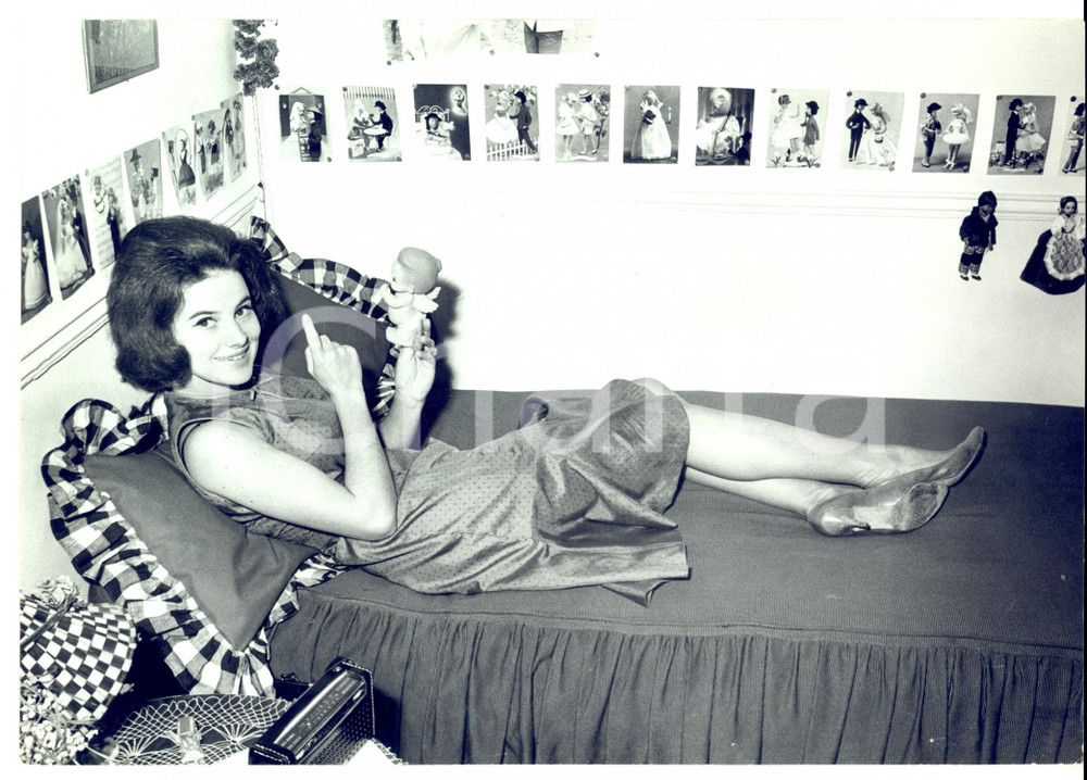 Fotografia d epoca originale 1960 ca PARIS Attrice Janine VILA gioca con un angioletto Foto CINEMA 1