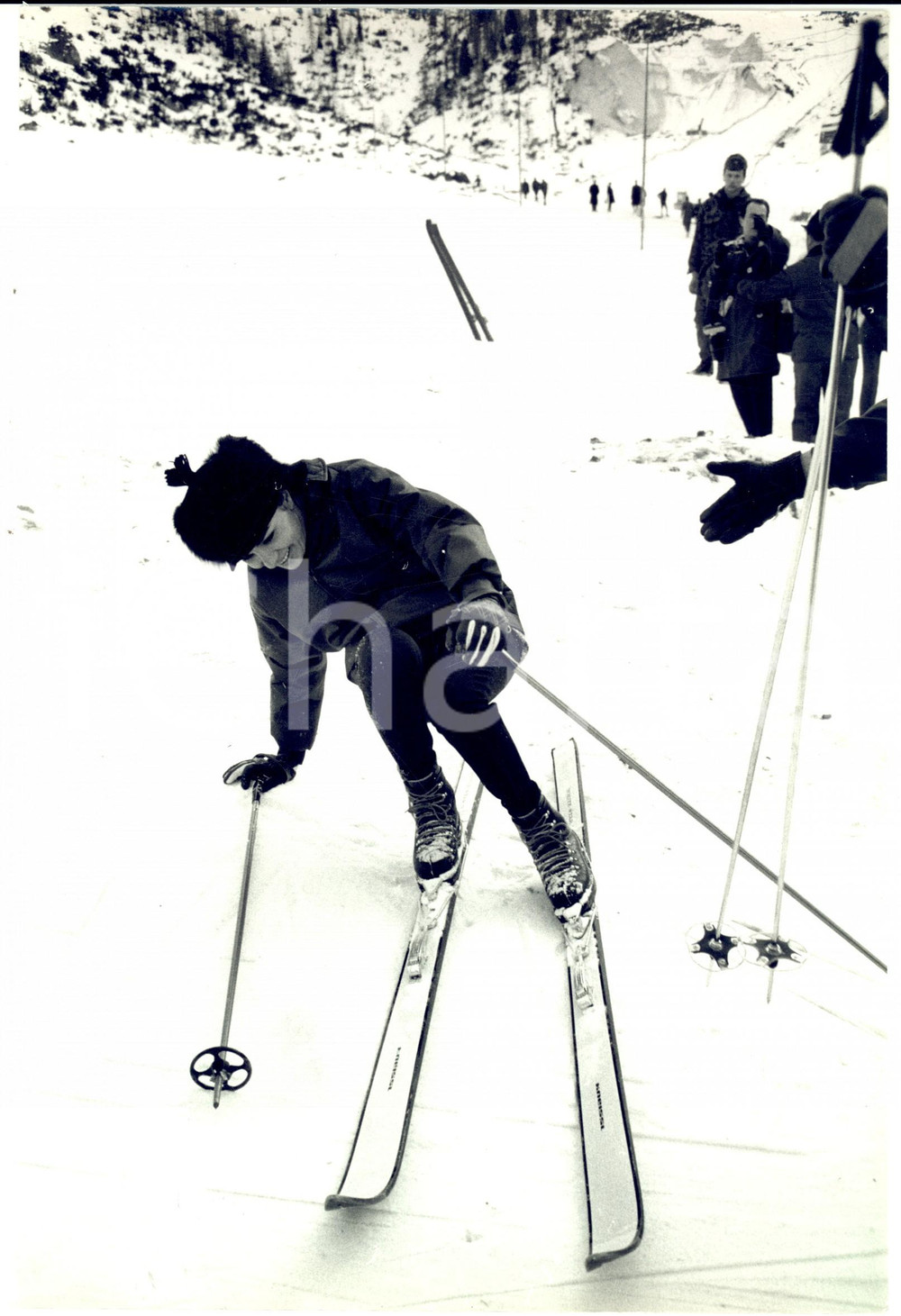 Fotografia d epoca originale 1964 INNSBRUCK IX Olimpiadi Invernali Regina Farah PAHLAVI cade dagli sci Foto 1