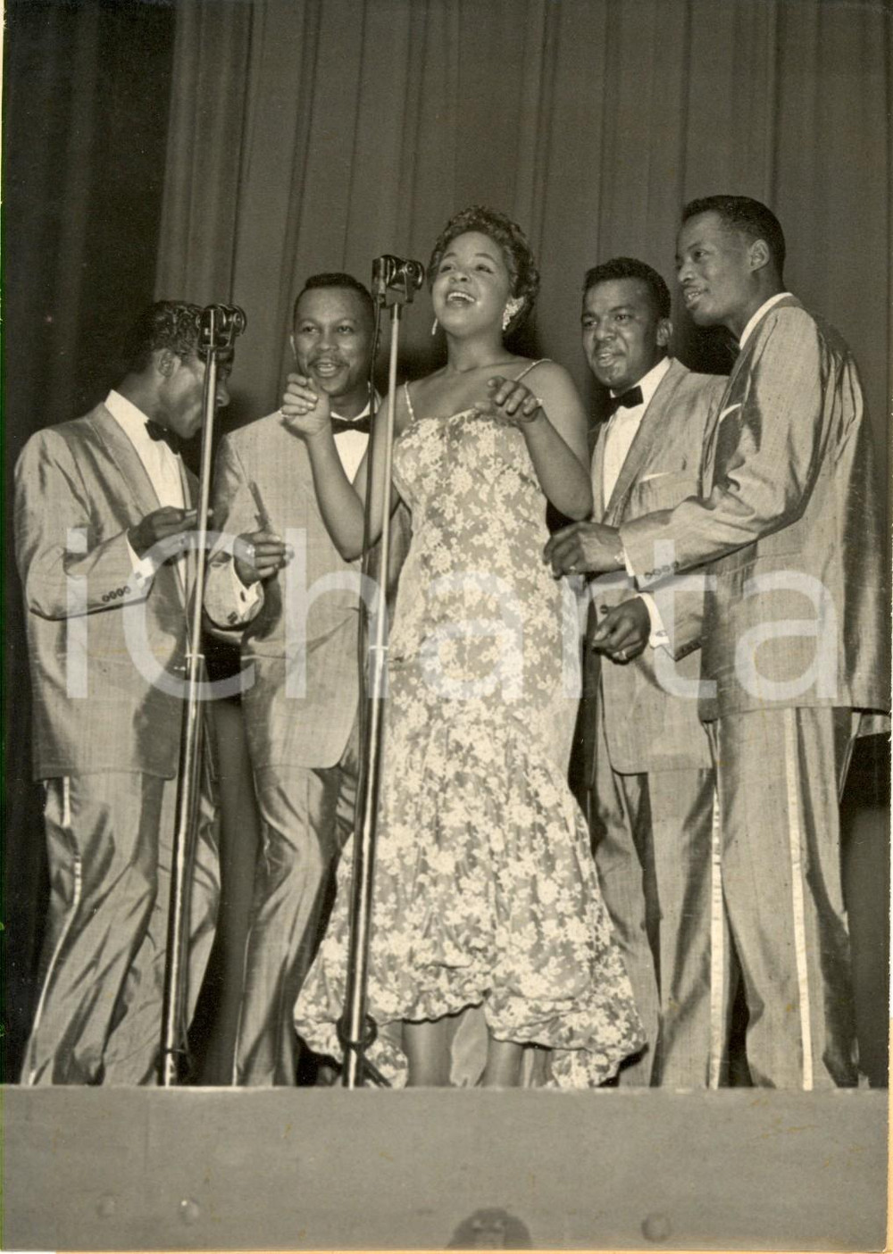 Fotografia d epoca originale 1958 PARIS OLYMPIA Esibizione THE PLATTERS con Zola TAYLOR voce femminile Foto 1