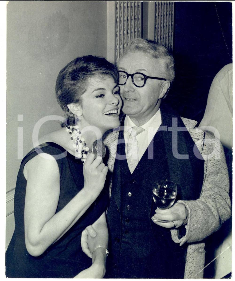 Fotografia d epoca originale 1961 PARIS Perrette PRADIER riceve premio Suzanne BIANCHETTI per il cinema Foto 1