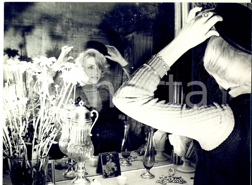 Fotografia d epoca originale 1965 ca PARIS Michèle TORR si prepara nel suo camerino Fotografia RARA 1