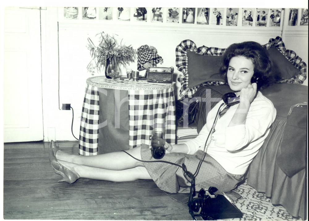 Fotografia d epoca originale 1960 ca PARIS Attrice Janine VILA telefona in camera da letto Foto CINEMA 1
