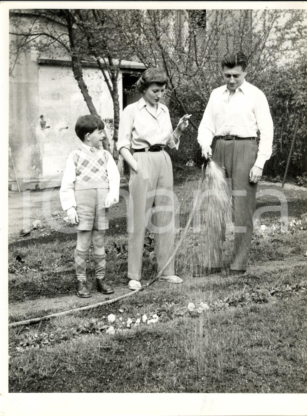 Fotografia d epoca originale 1950 PARIS FranÃ§ois PERIER e Marie DAEMS in giardino con il figlio JeanPierre 1