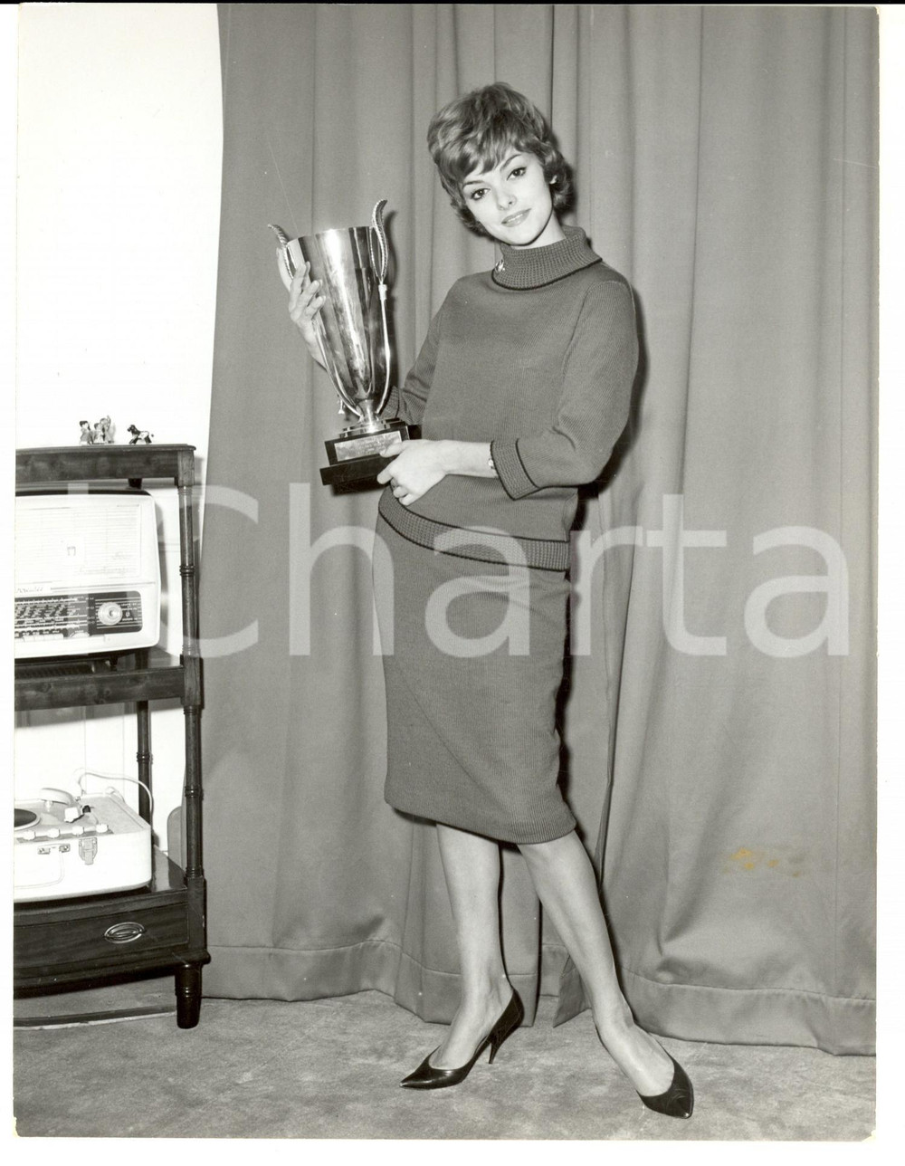 Fotografia d epoca originale 1965 ca PARIS F Perrette PRADIER posa con una coppa Foto LYNX 1
