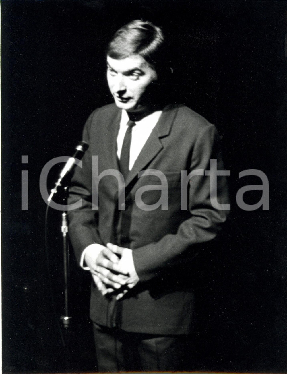 Fotografia d epoca originale 1965 ca PARIS F Il cantante Pierre VASSILIU durante un esibizione Fotografia 1