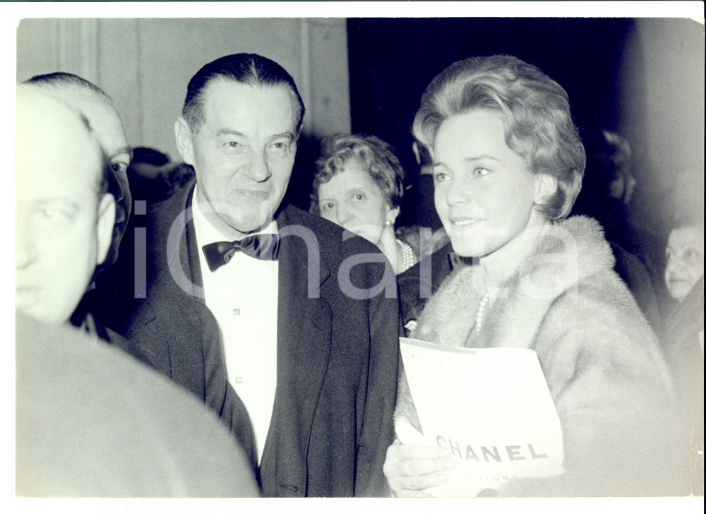 Fotografia d epoca originale 1960 ca PARIS Maria SCHELL a una serata di gala con dÃ©pliant CHANEL Foto 1